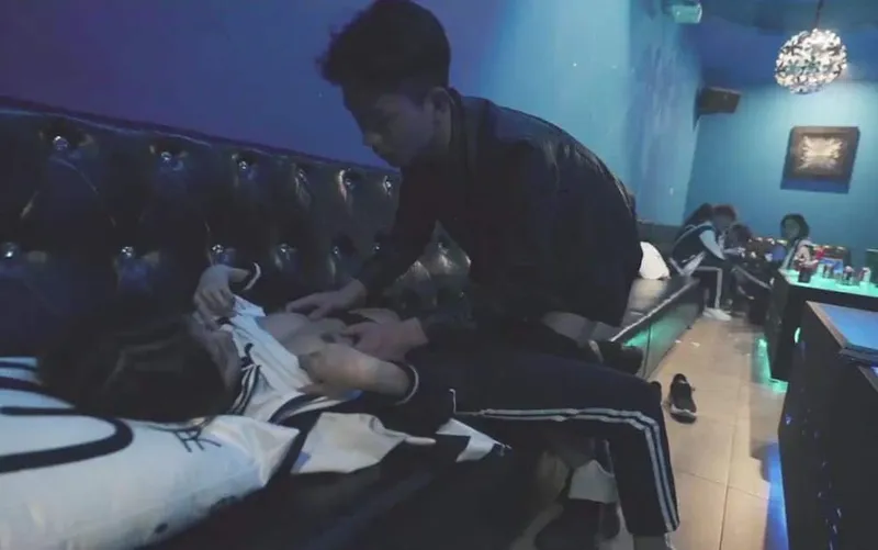 xxx viet69,sex lòn đẹp,sex người dân tộc Buổi họp lớp khó quên với cô bạn thân ở phòng karaoke ~dong xiaowan